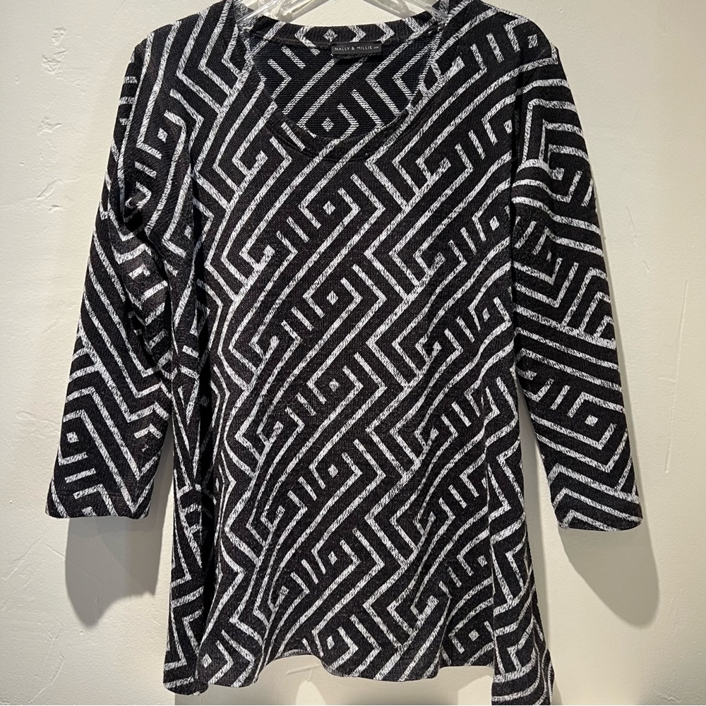 Nally & Millie crisscross black and white tunic top.